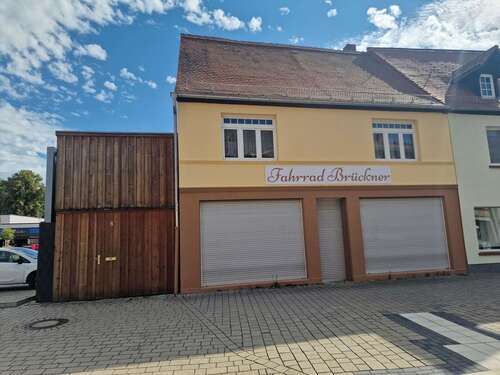 Foto - Haus zum Kaufen in Hohenmölsen 140.000,00 € 180 m²