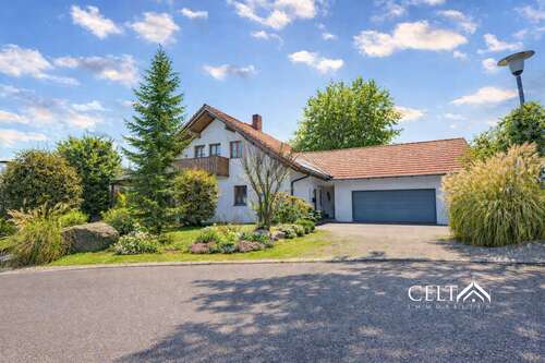 Foto - Haus zum Kaufen in Neukirchen 618.000,00 € 350 m²