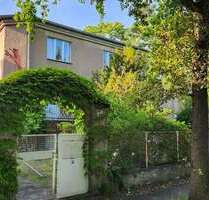 Haus zum Kaufen in Berlin 1.890.000,00 € 240 m²