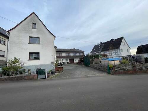 Foto - Haus zum Kaufen in Görgeshausen 365.000,00 € 250 m²