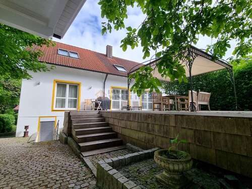 Foto - Haus zum Kaufen in Alteglofsheim 698.000,00 € 270 m²