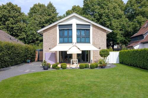 Foto - Haus zum Kaufen in Hamburg-Poppenbüttel 1.495.000,00 € 194 m²