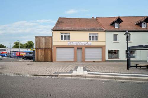 Foto - Haus zum Kaufen in Hohenmölsen 120.000,00 € 180 m²