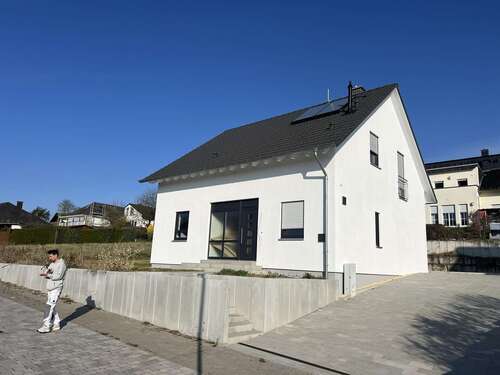 Foto - Haus zum Kaufen in Langgöns Oberkleen 649.000,00 € 200 m²