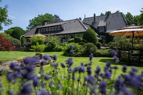 Foto - Haus zum Kaufen in Wiefelstede 1.395.000,00 € 357.05 m²