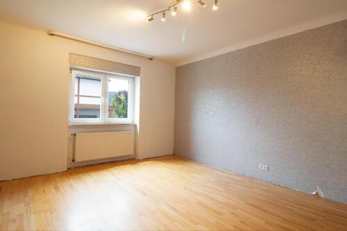 Schlafzimmer 1 - Gemütliche 3-Zimmer-Wohnung in Trier-Ehrang – Ruhige Lage mit überdachtem Balkon
