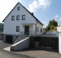 Achtung junge Familie - Freistehendes Wohnhaus mit 2 Garagen und großen Terrassen in Fell