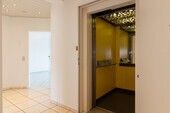 Flur mit Aufzug - 