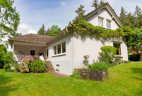 Rückansicht 1 - Trier-Feyen - Großzügiges freistehendes Wohnhaus in individueller Lage mit viel Grün