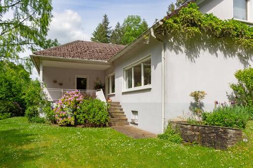Rückansicht 2 - Trier-Feyen - Großzügiges freistehendes Wohnhaus in individueller Lage mit viel Grün