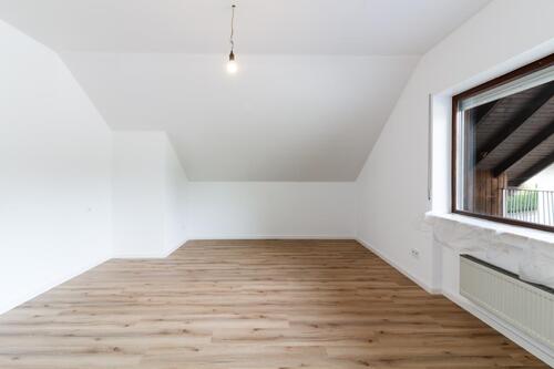 Wohnzimmer - 3 Zimmer Dachgeschoßwohnung zur Miete in Pellingen