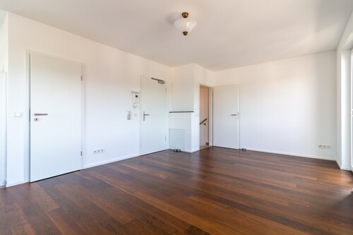 Wohnzimmer 1.1 - Blick über die Stadt- Altersgerechte helle Penthousewohnung an der Fußgängerzone