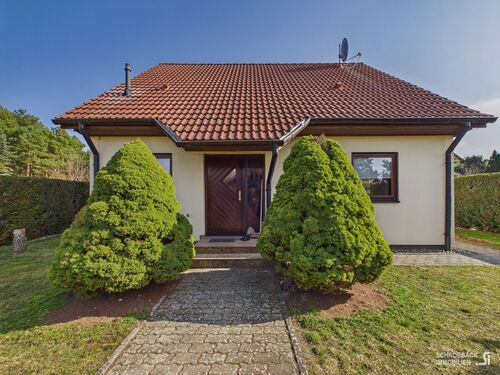 Hauseingang - Mehr Raum als erwartet: Einfamilienhaus mit praktischer Raumstruktur, Doppelgarage, Carport und Pool
