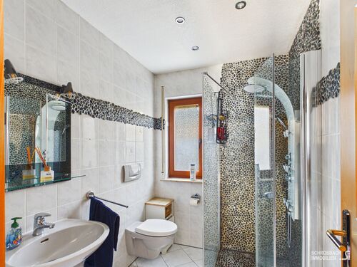 Gäste-WC mit bodengleicher Dusche - 