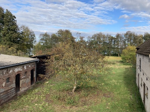 Innenhof mit Blick zum Schweriner See - 7 Zimmer Einfamilienhaus in Storkow
