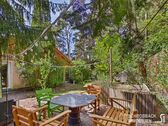 Sitzplatz unter Bäumen am Hochbeet - 2 Zimmer Einfamilienhaus zum Kaufen in Grünheide (Mark)