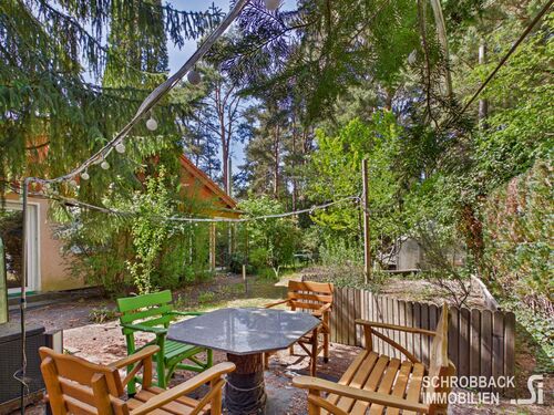 Sitzplatz unter Bäumen am Hochbeet - 2 Zimmer Einfamilienhaus zum Kaufen in Grünheide (Mark)