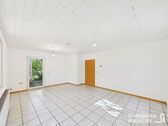 Wohnzimmer mit Zugang zum Wintergarten - 