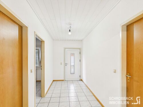 Diele, Blick zur Eingangstür - 2 Zimmer Einfamilienhaus in Grünheide (Mark)