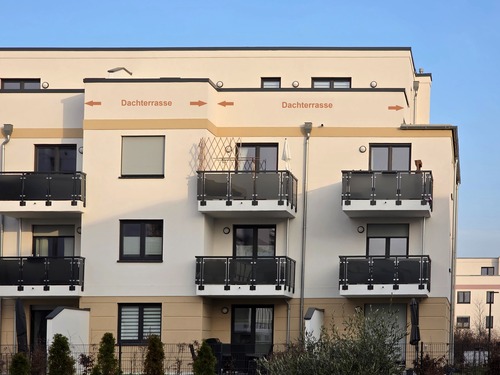 Gebäuderückfront - Modern wohnen über den Dächern von Schönefeld – 2-Zimmer-Eigentumswohnung mit großer Dachterrasse