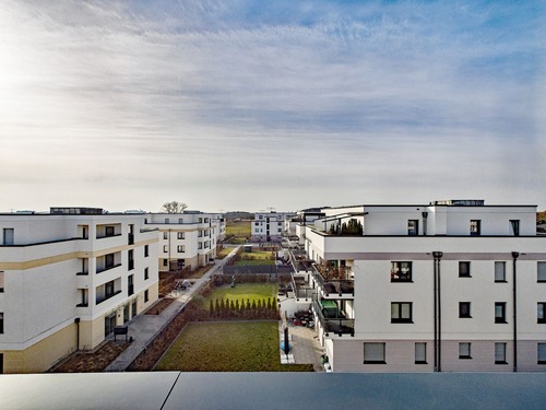 Blick von der Dachterrasse Richtung Westen - Modern wohnen über den Dächern von Schönefeld – 2-Zimmer-Eigentumswohnung mit großer Dachterrasse