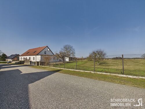 Blick von der Straße auf das Baugrundstück - 10 Zimmer Doppelhaushälfte in Steinhöfel