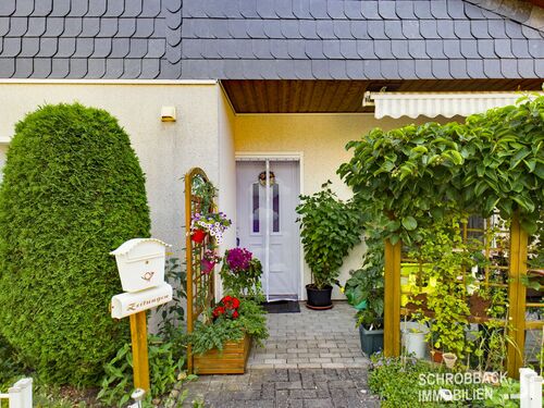 Hauseingang - Investitionschance am Puls der Entwicklung: Vermietetes Haus in der Wohnanlage Freienbrink