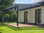 Zugang von der Küche und dem Wohnzimmer zur überdachten Terrassenüberdachung - Bezugsfertiger Neubau komplett mit Außenanlagen - energieeffizient und zukunftssicher