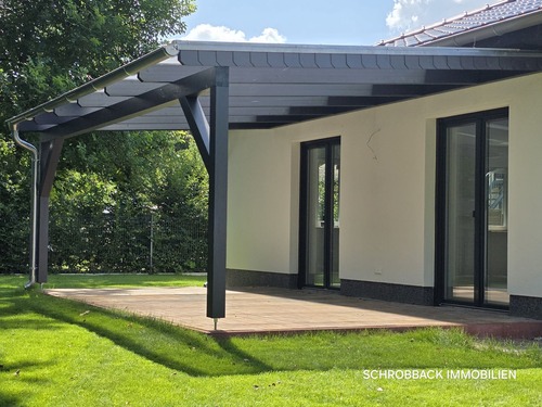 Zugang von der Küche und dem Wohnzimmer zur überdachten Terrassenüberdachung - Bezugsfertiger Neubau komplett mit Außenanlagen - energieeffizient und zukunftssicher