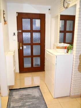 Eingangsbereich und Flur - Reihenhaus mit 137,00 m&sup2; in Düsseldorf zum Kaufen