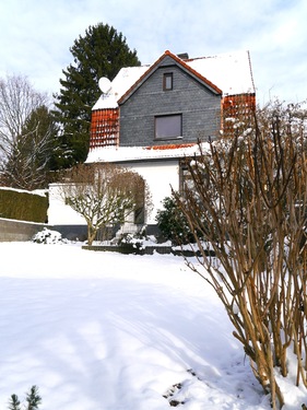 Hausansicht - SG, freist. EFH, 5 Zi., 160m² Wfl., 747 GrSt., 2x Doppel-Grg.+CP, Keller, Terr. Stellpl.