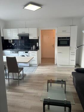 Wohnzimmer mit Küche und Essbereich - D-Zoo, attraktive möbl. 2 Zi. ETW, ruhig und Zentral , ca. 40qm Wfl., 8qm Nfl. im Keller