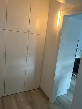 Flur mit Einbauschrank - 2 Zimmer Appartement zum Kaufen in Düsseldorf