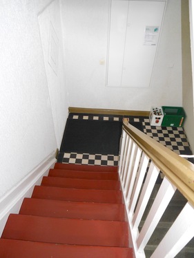 Treppe zum 1.OG - Etagenwohnung mit 56,00 m&sup2; in Duisburg Bissingheim zum Kaufen
