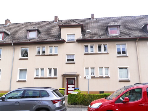 Hausansicht - DU, 4.5 Zi. auf zwei Etagen, 2 Keller, eigener Garten