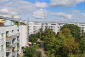 Hausansicht Sommer - Dachgeschoßwohnung mit 95,20 m&sup2; in München zum Kaufen