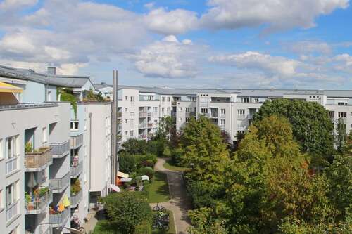 Hausansicht Sommer - Dachgeschoßwohnung mit 95,20 m&sup2; in München zum Kaufen