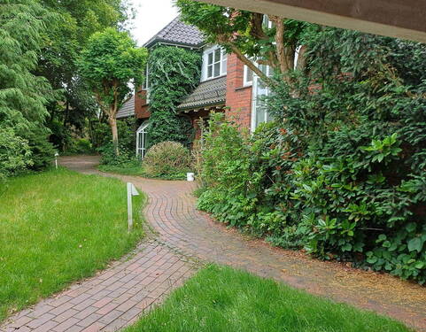 Willkommen im Grünen - Großzügiges, freistehendes Dreiparteienhaus in ruhiger, sonniger Lage