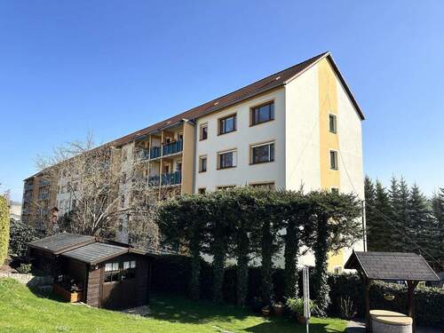 Außenansicht - 3-Raumwohnung mit Stellplatz und Balkon in Mülsen!