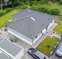 Zentral Wohnen auf einer Fläche: Gepflegter Bungalow mit Garten, Terrasse und Doppelgarage - Albstadt Tailfingen