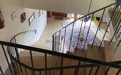 Blick vom Obergeschoss zur Eingangsdiele - 