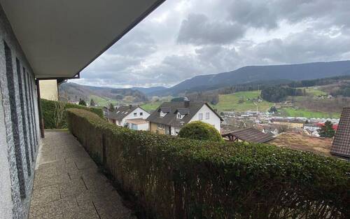 Terrasse im Eingangsbereich mit herrlichem Blick ins Tal - 
