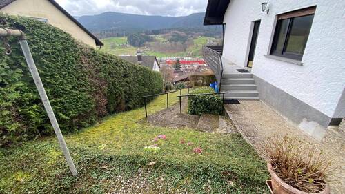Eingang zur Einliegerwohnung - Einfamilienhaus mit 291,00 m&sup2; in Oppenau zum Kaufen