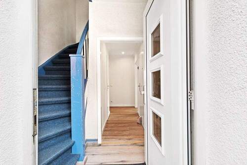 Eingangsbereich und Treppenhaus - 9 Zimmer Einfamilienhaus in Hamburg / Rahlstedt