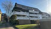 Rückseite mit Balkonen und Grünfläche - 