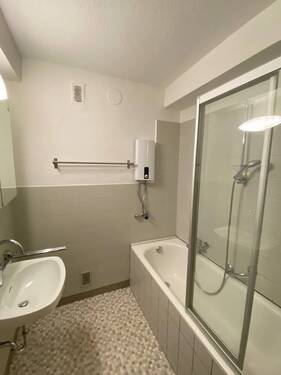 Badezimmer - Etagenwohnung mit 100,00 m&sup2; in Saarbrücken zur Miete