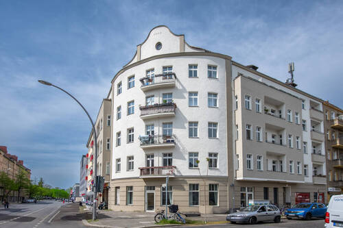Fassade-1 - Kreuzberg: 2-Zimmer-Wohnung mit Balkon im Gründerzeithaus - vermietetes Investment