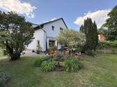 Hausansicht vom Garten aus - Freistehendes Einfamilienhaus mit großem Garten