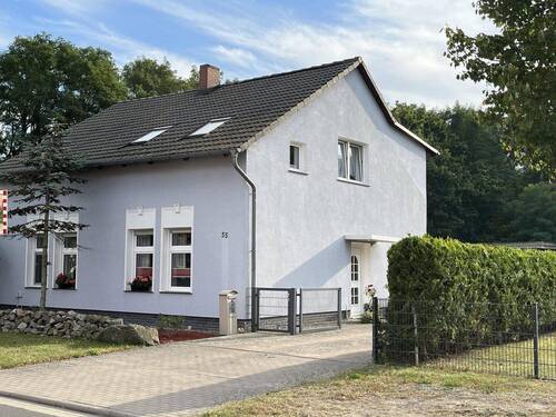 Hausansicht von der Straße aus - 5 Zimmer Einfamilienhaus zum Kaufen in Ueckermünde