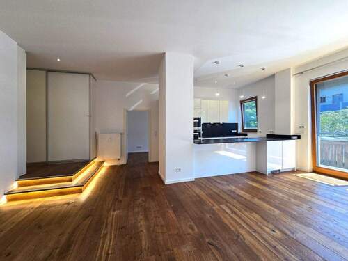 Wohnzimmer und Einbauküche - Hochwertige und energieeffiziente 3-Zi-Wohnung in Höhenkirchen-Siegertsbrunn
